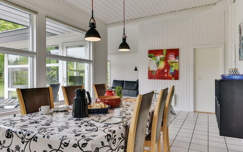 Riaan - 200M from the Sea: Mobilia, Interior Design, Pavimentazione, Legna, Pavimento, Soffitto, Pavimento In Legno, Sedia, Tavolo, Illuminazione