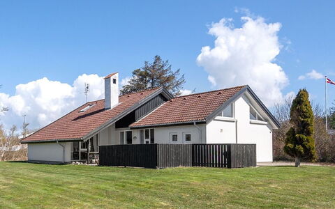 Faina - 100M from the Sea: Tetto, Casa, Casa, Villetta, Porta, Raccordo, Deck, Portico, Plank, Latifoglie
