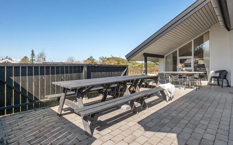 Faina - 100M from the Sea: Tetto, Casa, Casa, Villetta, Porta, Raccordo, Deck, Portico, Plank, Latifoglie