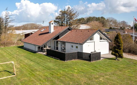 Faina - 100M from the Sea: Tetto, Casa, Casa, Villetta, Porta, Raccordo, Deck, Portico, Plank, Latifoglie