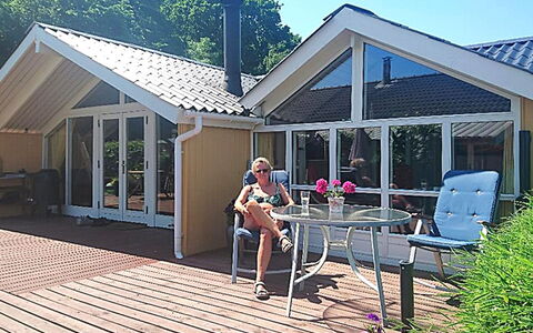 Sporgh - 100M from the Sea: Casa, Shade, Villetta, Porta, Mobili Da Esterno, Estate, Tempo Libero, Portico, Raccordo, Cortile