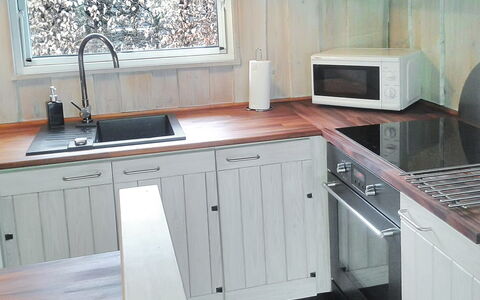 Sporgh - 100M from the Sea: Pavimentazione, Cucina, Elettrodomestico Da Cucina, Legna, Controsoffitto, Cabinetry, Mobilia, Lavandino Della Cucina, Pavimento, Interior Design