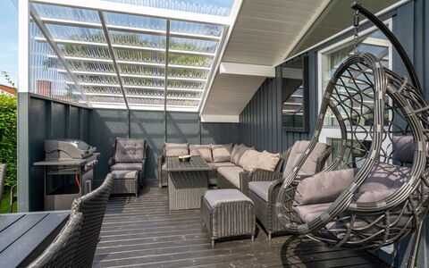 Aasta - 250M from the Sea: Pavimentazione, Parete, Pavimento, Interior Design, Legna, Soffitto, Pavimento In Legno, Illuminazione, Mobilia, Pavimento Laminato