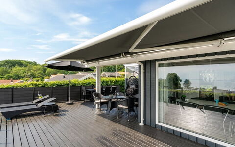 Aasta - 250M from the Sea: Pavimentazione, Parete, Pavimento, Interior Design, Legna, Soffitto, Pavimento In Legno, Illuminazione, Mobilia, Pavimento Laminato