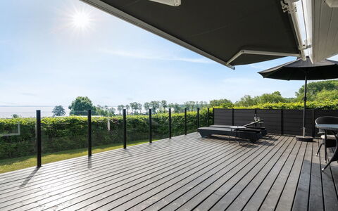 Aasta - 250M from the Sea: Pavimentazione, Parete, Pavimento, Interior Design, Legna, Soffitto, Pavimento In Legno, Illuminazione, Mobilia, Pavimento Laminato