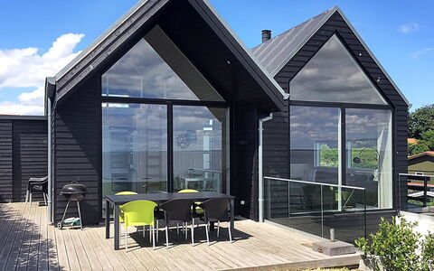 Reinhard - 50M from the Sea: Mobilia, Interior Design, Pavimentazione, Legna, Pavimento, Soffitto, Pavimento In Legno, Sedia, Tavolo, Illuminazione