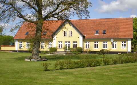 Thia - 4Km to the Fjord: Zona Residenziale, Tetto, Sobborgo, Driveway, Estate, Camino