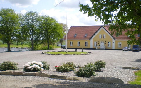 Thia - 4Km to the Fjord: Zona Residenziale, Tetto, Sobborgo, Driveway, Estate, Camino