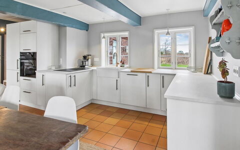 Myra - 18Km from the Sea: Cucina, Pavimentazione, Interior Design, Controsoffitto, Mobilia, Pavimento, Soffitto, Legna, Apparecchio Major, Elettrodomestico Da Cucina