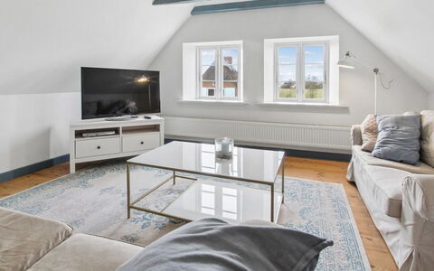 Myra - 18Km from the Sea: Interior Design, Soffitto, Pavimentazione, Mobilia, Pavimento, Camera, Divano, Casa, Soggiorno, Appartamento