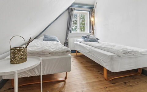 Myra - 18Km from the Sea: Legna, Pavimentazione, Pavimento, Camera Da Letto, Interior Design, Lenzuolo, Letto, Bedding, Mobilia, Pavimento In Legno