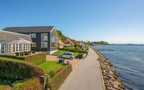 Palnir - from the Sea: Zona Residenziale, Tetto, Sobborgo, Driveway, Estate, Camino