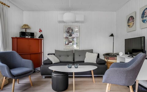Alflak - 5.2Km from the Sea: Mobilia, Interior Design, Pavimentazione, Pavimento, Soggiorno, Divano, Legna, Camera, Tavolo, Sedia