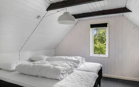 Alflak - 5.2Km from the Sea: Camera Da Letto, Legna, Soffitto, Letto, Pavimento, Bedding, Lenzuolo, Pavimentazione, Interior Design, Casa
