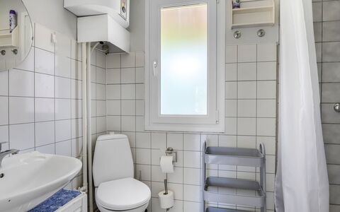 Alflak - 5.2Km from the Sea: Toilet Seat, Gabinetto, Idraulico Fixture, Bagno, Pavimentazione, Pavimento, Interior Design, Lavello, Lavandino Del Bagno, Idraulico