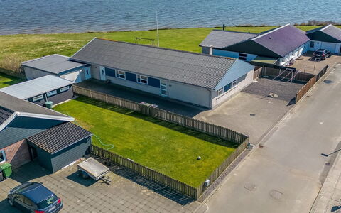 Bibbi - 20M to the Fjord: Mobilia, Interior Design, Pavimentazione, Legna, Pavimento, Soffitto, Pavimento In Legno, Sedia, Tavolo, Illuminazione