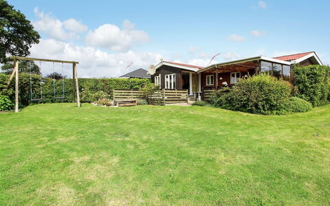 Lillebror - 200M from the Sea: Tetto, Casa, Casa, Villetta, Raccordo, Estate, Driveway, Edifici Giardino, Cortile, Capannone