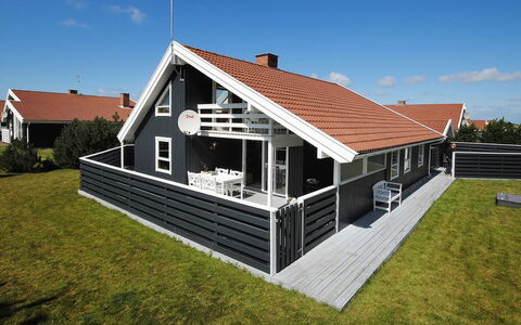 Bente - 800M from the Sea: Tetto, Casa, Casa, Villetta, Porta, Raccordo, Deck, Portico, Plank, Latifoglie