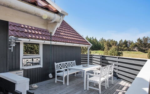Bente - 800M from the Sea: Tetto, Casa, Casa, Villetta, Porta, Raccordo, Deck, Portico, Plank, Latifoglie