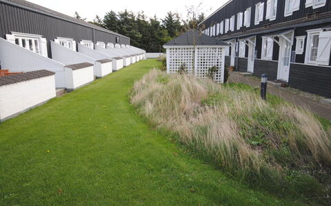 Ingeborre - 100M to the Fjord: Groundcover, Prato, Cortile, Giardino, Landscaping, Cortile, Illuminazione Diurna, Driveway, Erba Sintetica, Backyard
