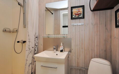 Ingeborre - 100M to the Fjord: Bagno, Idraulico Fixture, Pavimentazione, Parete, Pavimento, Lavandino Del Bagno, Interior Design, Legna, Lavello, Gabinetto