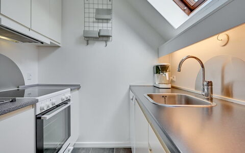 Femija - 500M to the Fjord: Cucina, Controsoffitto, Interior Design, Soffitto, Pavimentazione, Idraulico Fixture, Lavandino Della Cucina, Rubinetto, Apparecchio Major, Pavimento