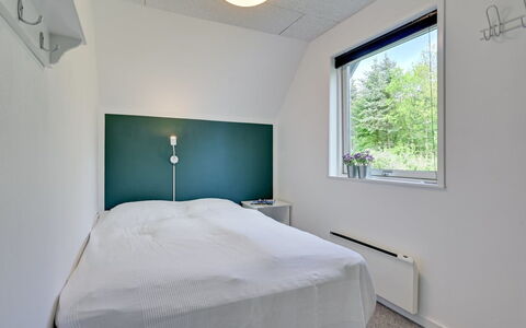 Femija - 500M to the Fjord: Soffitto, Interior Design, Pavimento, Camera Da Letto, Lampada, Illuminazione Diurna, Bedding, Letto, Telaio Del Letto, Lenzuolo