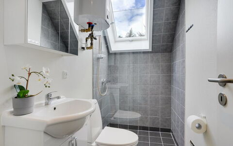 Femija - 500M to the Fjord: Bagno, Idraulico Fixture, Interior Design, Parete, Pavimentazione, Lavello, Pavimento, Lavandino Del Bagno, Gabinetto, Rubinetto