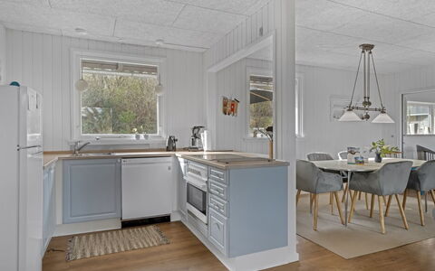 Thyra - 500M to the Fjord: Cucina, Legna, Pavimentazione, Apparecchio Major, Elettrodomestico Da Cucina, Interior Design, Controsoffitto, Pavimento, Soffitto, Mobilia