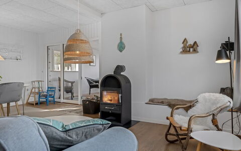 Thyra - 500M to the Fjord: Mobilia, Interior Design, Pavimentazione, Legna, Soffitto, Pavimento, Camera, Illuminazione, Sedia, Soggiorno