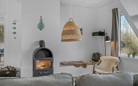 Thyra - 500M to the Fjord: Legna, Mobilia, Soffitto, Sedia, Materiali Naturali, Latifoglie, Lampada, Soggiorno, Lampada, Cornice