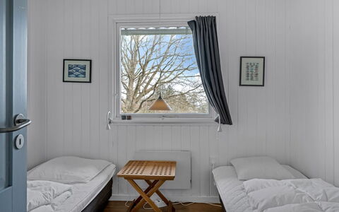 Thyra - 500M to the Fjord: Parete, Legna, Camera Da Letto, Pavimento, Pavimentazione, Letto, Interior Design, Bedding, Soffitto, Lenzuolo