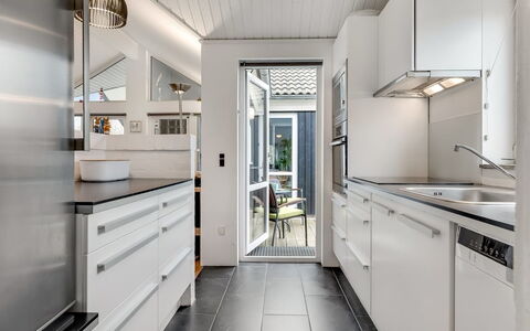 Athisl - 800M from the Sea: Cucina, Controsoffitto, Interior Design, Pavimentazione, Apparecchio Major, Elettrodomestico Da Cucina, Cabinetry, Soffitto, Casa, Pavimento