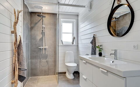 Siebelt - 200M from the Sea: Pavimentazione, Idraulico Fixture, Pavimento, Interior Design, Idraulico, Bagno, Mobiletto Del Bagno, Piastrella, Rubinetto, Lavello