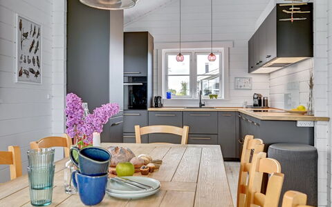 Siebelt - 200M from the Sea: Mobilia, Cucina, Controsoffitto, Interior Design, Pavimentazione, Elettrodomestico Da Cucina, Legna, Cabinetry, Pavimento, Apparecchio Major