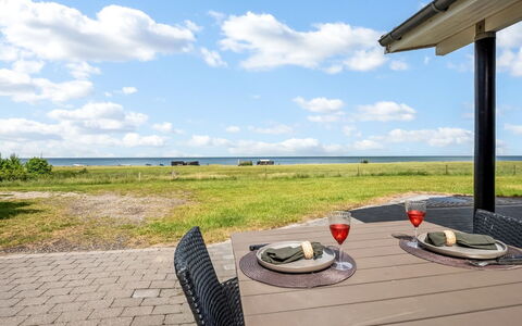 Thorman - 75M from the Sea: Tetto, Casa, Casa, Villetta, Raccordo, Estate, Driveway, Edifici Giardino, Cortile, Capannone