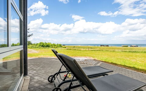 Thorman - 75M from the Sea: Tetto, Casa, Casa, Villetta, Raccordo, Estate, Driveway, Edifici Giardino, Cortile, Capannone