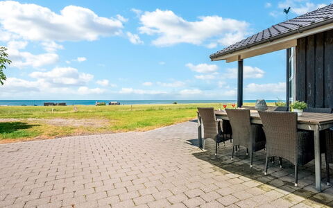 Thorman - 75M from the Sea: Tetto, Casa, Casa, Villetta, Raccordo, Estate, Driveway, Edifici Giardino, Cortile, Capannone