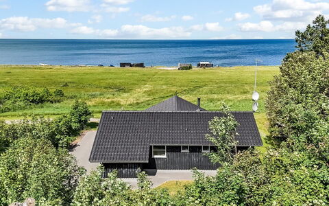 Thorman - 75M from the Sea: Tetto, Casa, Casa, Villetta, Raccordo, Estate, Driveway, Edifici Giardino, Cortile, Capannone