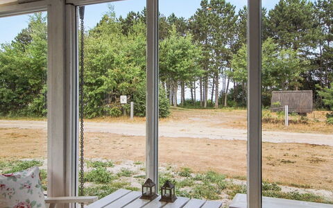 Eldina - 100M from the Sea: Legna, Bicchiere, Shade, Latifoglie, Sedia, Materiali Naturali, Color Legno, Struttura Esterna, Edifici Giardino, Portico