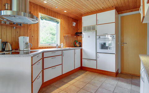 Eldina - 100M from the Sea: Cucina, Pavimentazione, Interior Design, Controsoffitto, Legna, Elettrodomestico Da Cucina, Apparecchio Major, Lavandino Della Cucina, Pavimento, Cabinetry