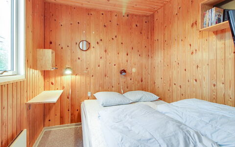 Eldina - 100M from the Sea: Parete, Legna, Interior Design, Camera Da Letto, Soffitto, Pavimentazione, Pavimento, Letto, Illuminazione, Lampada
