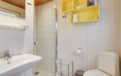 Eldina - 100M from the Sea: Lavandino Del Bagno, Pavimentazione, Parete, Idraulico Fixture, Pavimento, Bagno, Interior Design, Legna, Lavello, Rubinetto