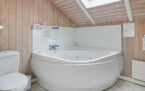 Pirkka - 50M to the Fjord: Idraulico Fixture, Vasca Da Bagno, Pavimentazione, Bagno, Pavimento, Interior Design, Soffitto, Idraulico, Rubinetto, Camera
