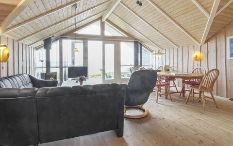 Pirkka - 50M to the Fjord: Legna, Soffitto, Pavimento In Legno, Casa, Latifoglie, Plank, Villetta, Attico, Soggiorno, Sedia