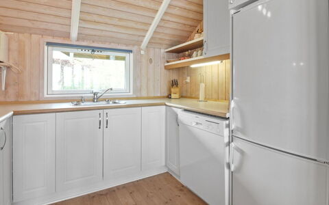 Pirkka - 50M to the Fjord: Legna, Pavimentazione, Interior Design, Cucina, Soffitto, Pavimento, Idraulico Fixture, Controsoffitto, Lavello, Rubinetto