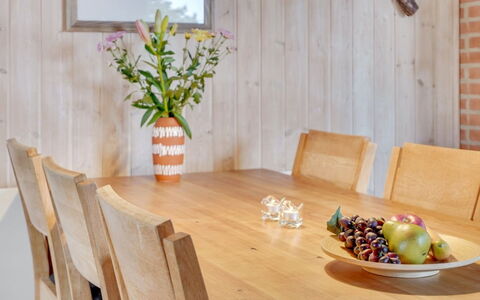 Jaskirt - 125M from the Sea: Mobilia, Pavimentazione, Interior Design, Legna, Pavimento, Tavolo, Lampada, Cucina & Sala Da Pranzo Tavolo, Sala Da Pranzo, Soffitto