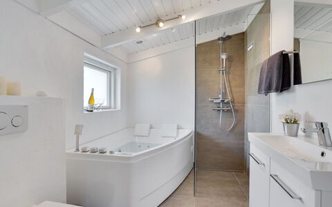 Bia - 250M from the Sea: Bagno, Idraulico Fixture, Pavimentazione, Interior Design, Vasca Da Bagno, Pavimento, Lavello, Soffitto, Rubinetto, Idraulico