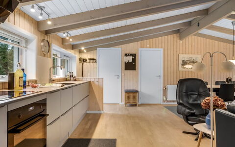 Bia - 250M from the Sea: Legna, Soffitto, Interior Design, Pavimentazione, Cucina, Mobilia, Lampada, Pavimento, Controsoffitto, Camera