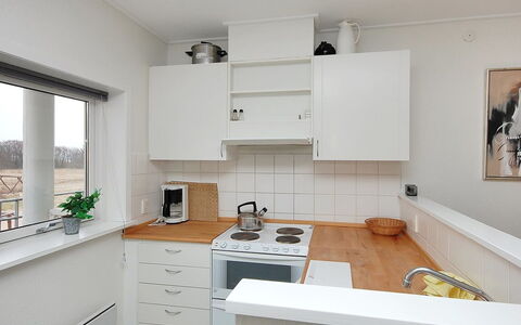 Enni - 100M from the Sea: Cucina, Elettrodomestico Da Cucina, Controsoffitto, Apparecchio Major, Cabinetry, Pavimentazione, Interior Design, Legna, Soffitto, Cucina Stufa